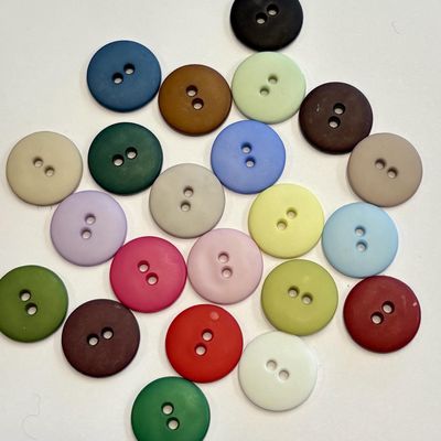 Fargede knapper 18 mm.