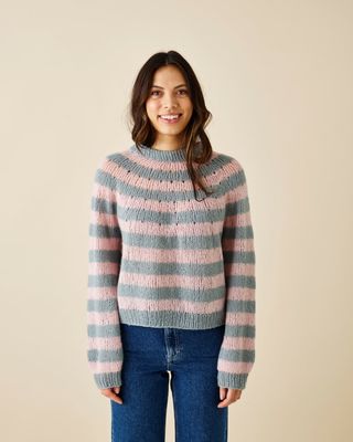 Bluse med rundt bærestykke og striper. Oppskrift.