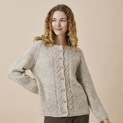 Raglan Cardigan med fletter. Oppskrift.