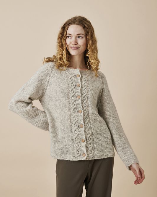 Hovedbilde Raglan cardigan med fletter. Garnpakke