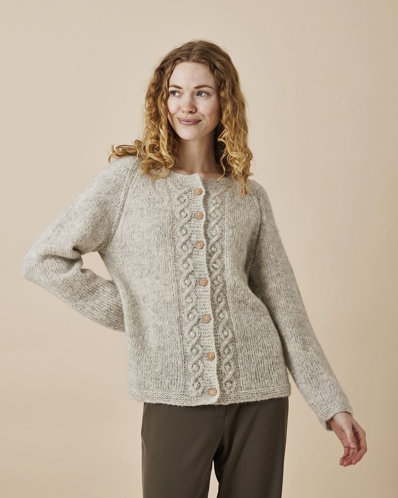 Raglan cardigan med fletter. Garnpakke