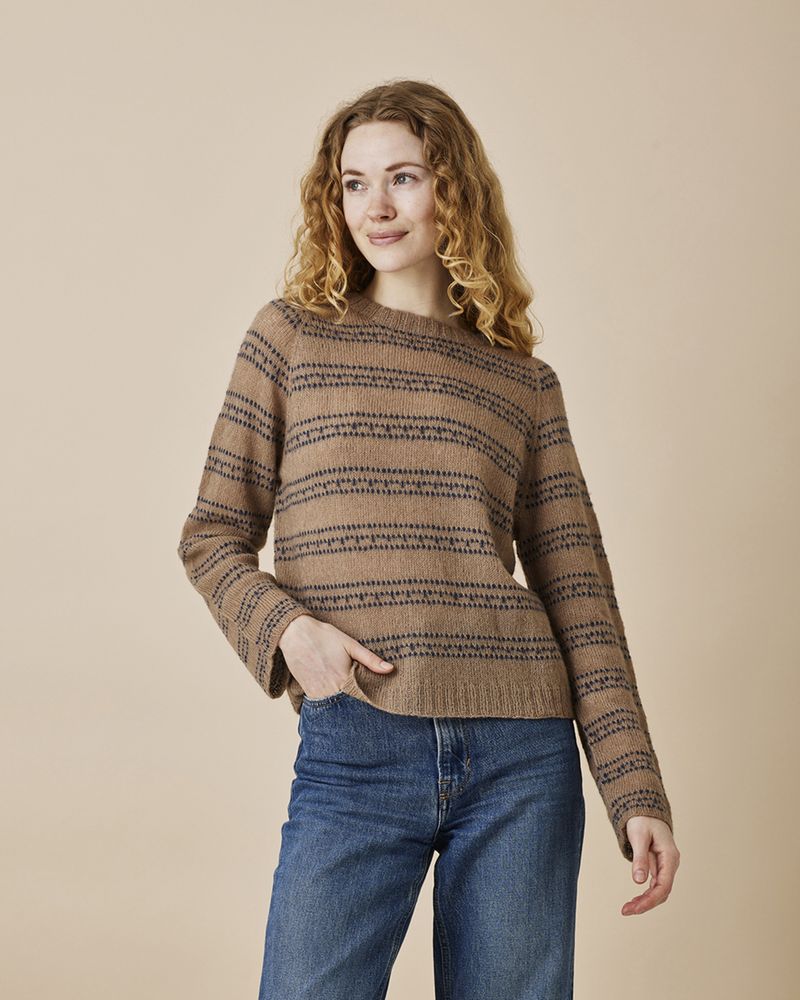 Bluse i mønster med løftede masker. Garnpakke