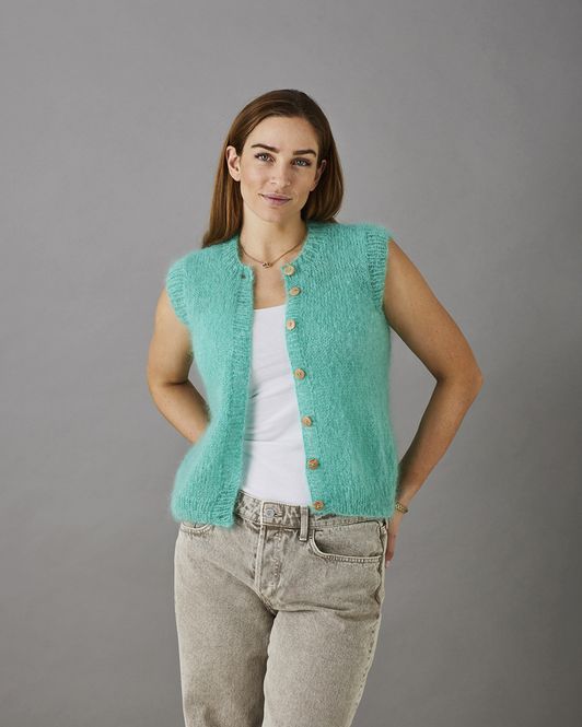 Hovedbilde Vest med rund hals og knapper. Garnpakke.